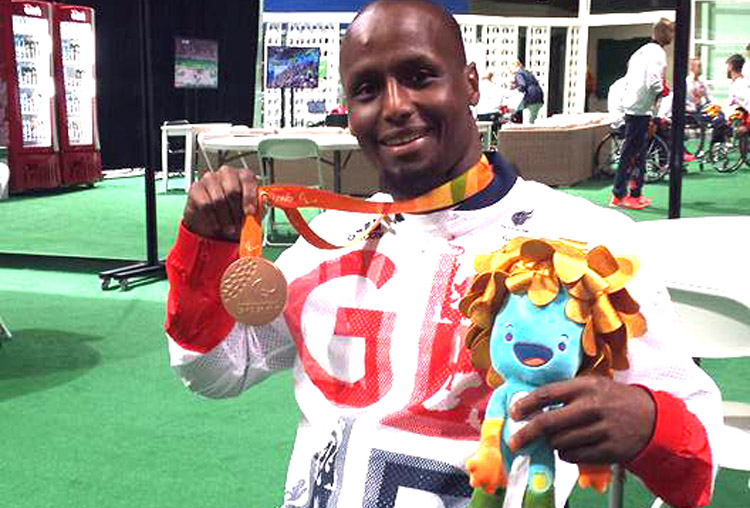 Abdi Jama posa orgulloso con su medalla de bronce en Río