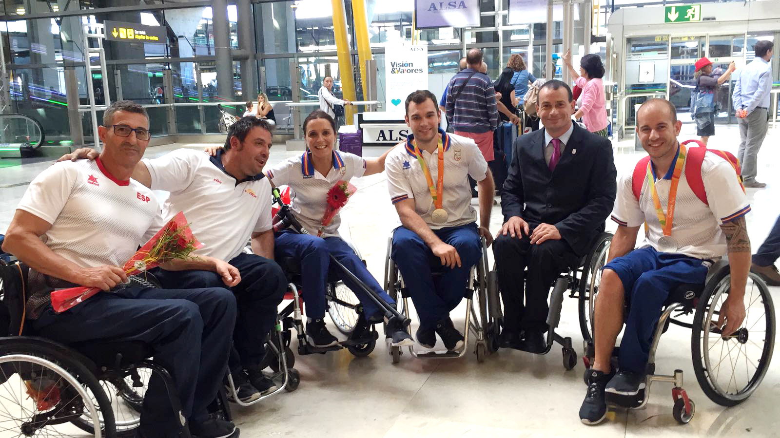 Alejos, con Chano, el preside de la FEDDF y otros miembros del equipo paralímpico a su llegada a Barajas