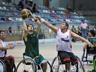 Txema Avendaño lanza a canasta en un amistoso ante el Basketmi de Ferrol